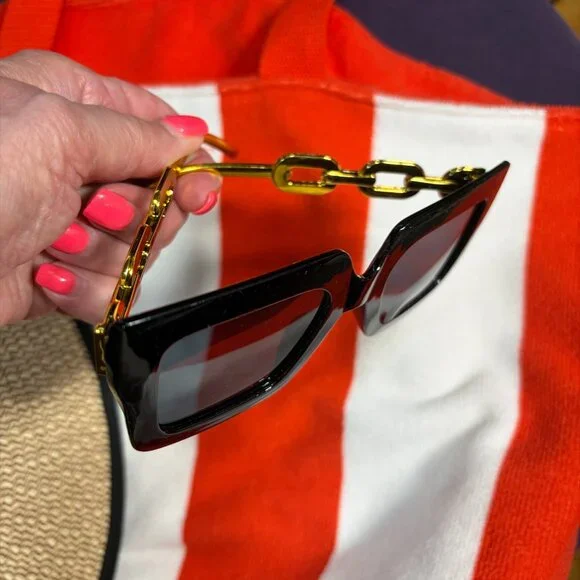 LANCOME RED & WHITE HUGE BEACH POOL BAG WITH SUNNIES AND SUNHAT - Picture 2 of 3